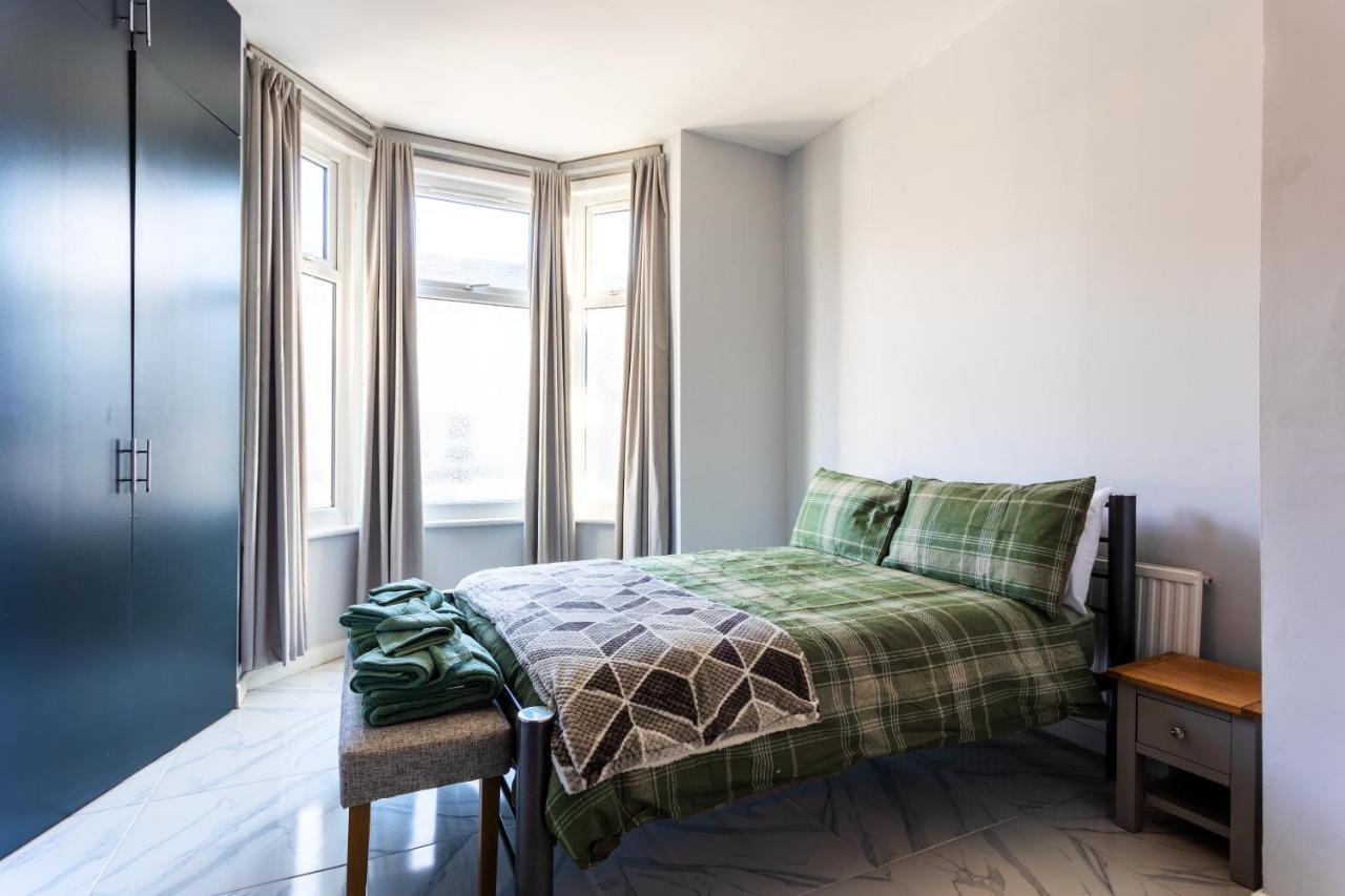 Amazing 3 Bedroom, 2 Bathroom, Ground Floor Flat With Garden, Near Train Station And Bus Stop Londres Extérieur photo