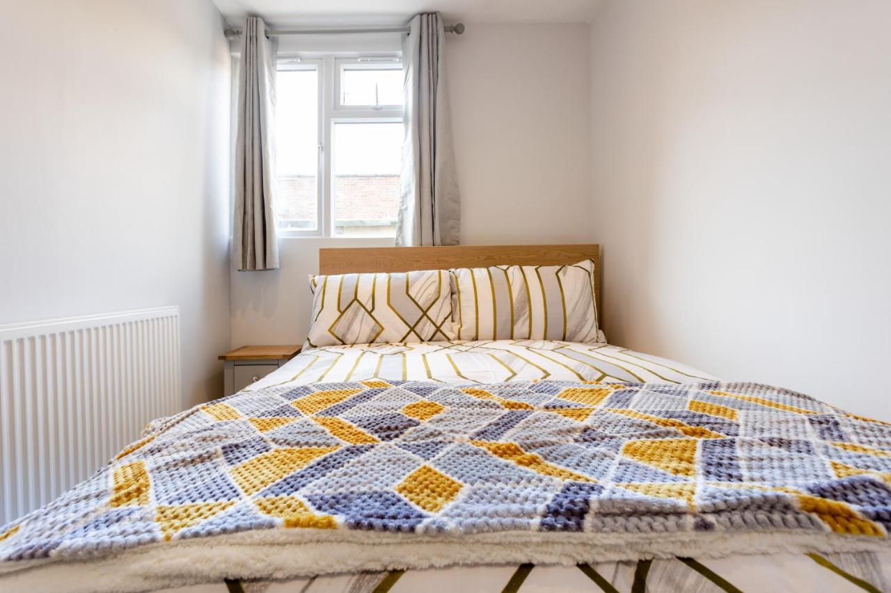 Amazing 3 Bedroom, 2 Bathroom, Ground Floor Flat With Garden, Near Train Station And Bus Stop Londres Extérieur photo