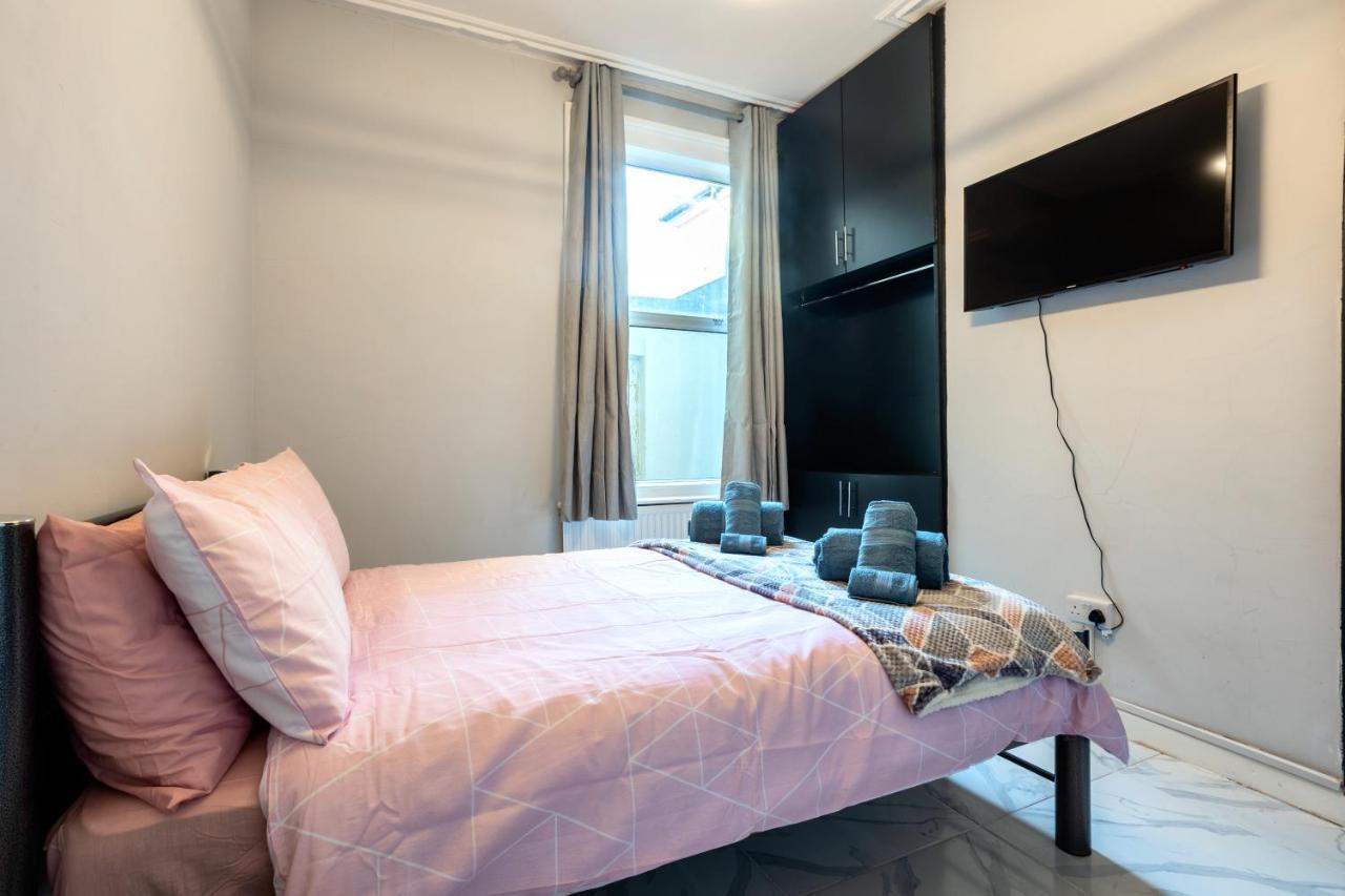 Amazing 3 Bedroom, 2 Bathroom, Ground Floor Flat With Garden, Near Train Station And Bus Stop Londres Extérieur photo