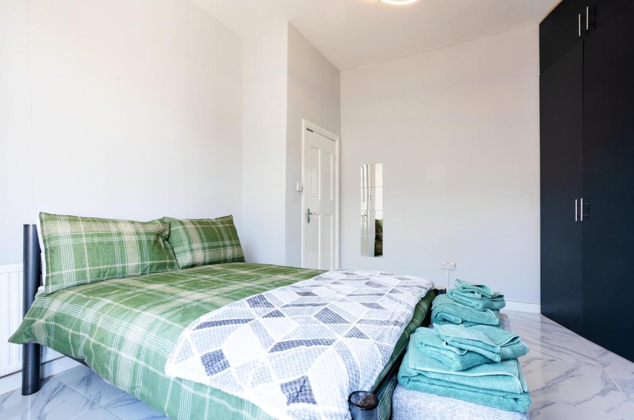 Amazing 3 Bedroom, 2 Bathroom, Ground Floor Flat With Garden, Near Train Station And Bus Stop Londres Extérieur photo