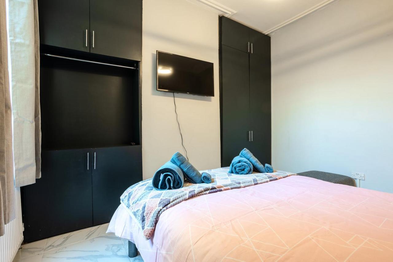 Amazing 3 Bedroom, 2 Bathroom, Ground Floor Flat With Garden, Near Train Station And Bus Stop Londres Extérieur photo