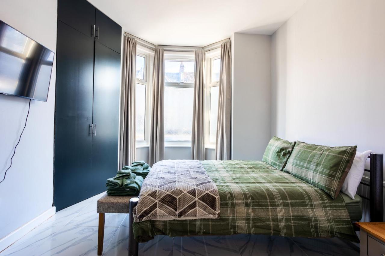 Amazing 3 Bedroom, 2 Bathroom, Ground Floor Flat With Garden, Near Train Station And Bus Stop Londres Extérieur photo