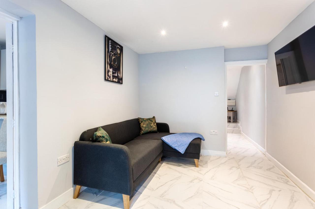 Amazing 3 Bedroom, 2 Bathroom, Ground Floor Flat With Garden, Near Train Station And Bus Stop Londres Extérieur photo