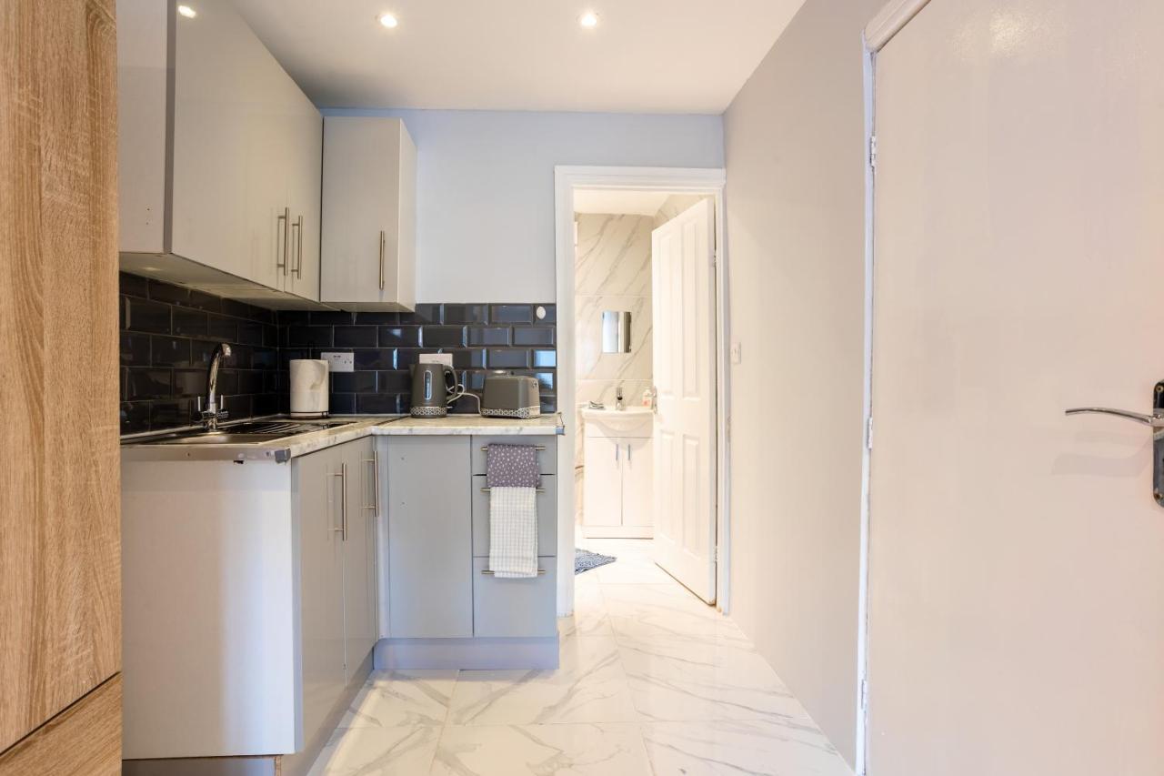 Amazing 3 Bedroom, 2 Bathroom, Ground Floor Flat With Garden, Near Train Station And Bus Stop Londres Extérieur photo