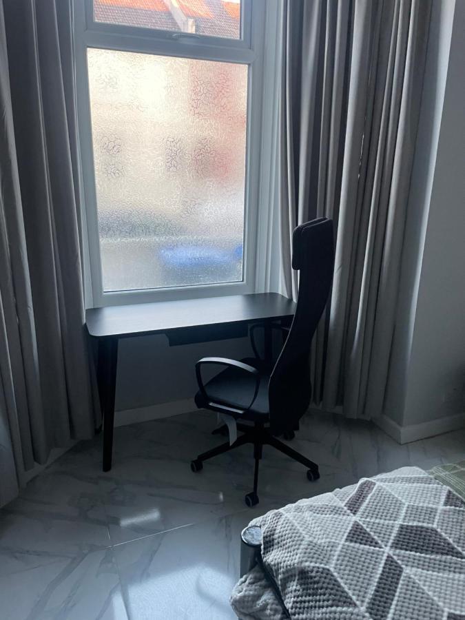Amazing 3 Bedroom, 2 Bathroom, Ground Floor Flat With Garden, Near Train Station And Bus Stop Londres Extérieur photo